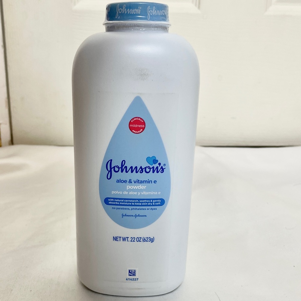 NEW Johnsons aloe vitamin e powder no parabens 22oz